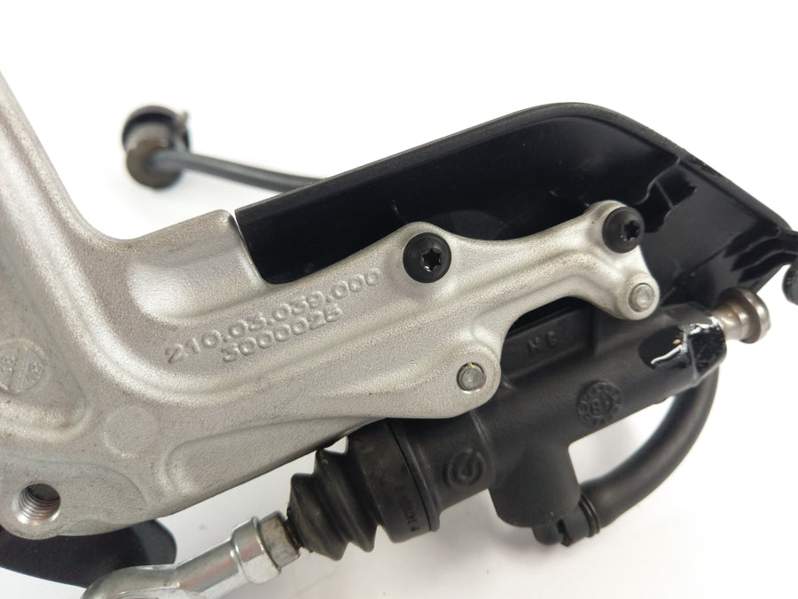 Husqvarna 701 Vitpilen [2018] - jalatugi hoidiku ja jalgpiduripumba paremal