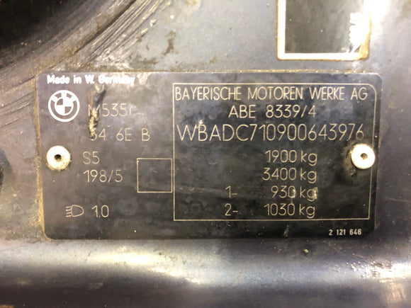 BMW M 535I E28 [1986] - Radhaus z liczbą podwozia i korpusem papierów