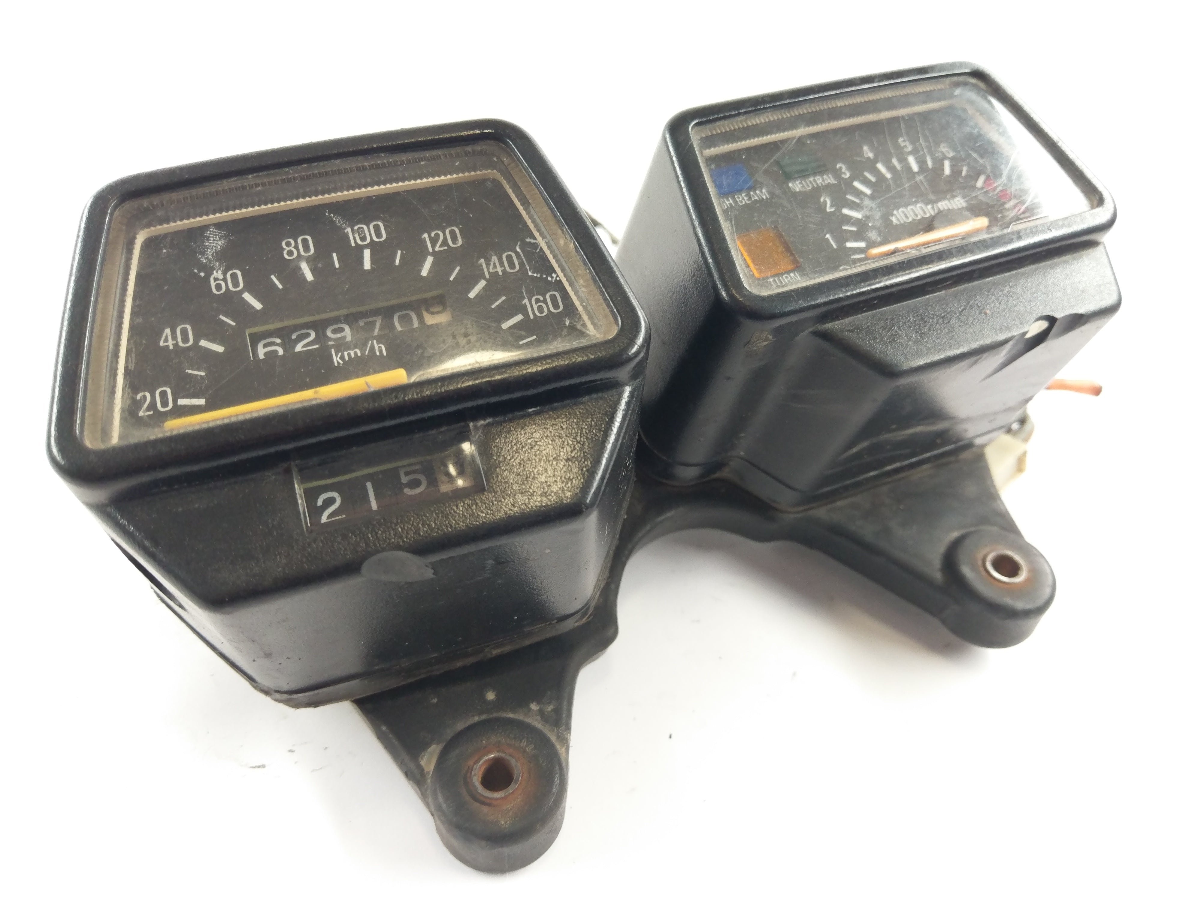 Yamaha TT 600 59X [1985] - Speedometer tachometer housing damaged