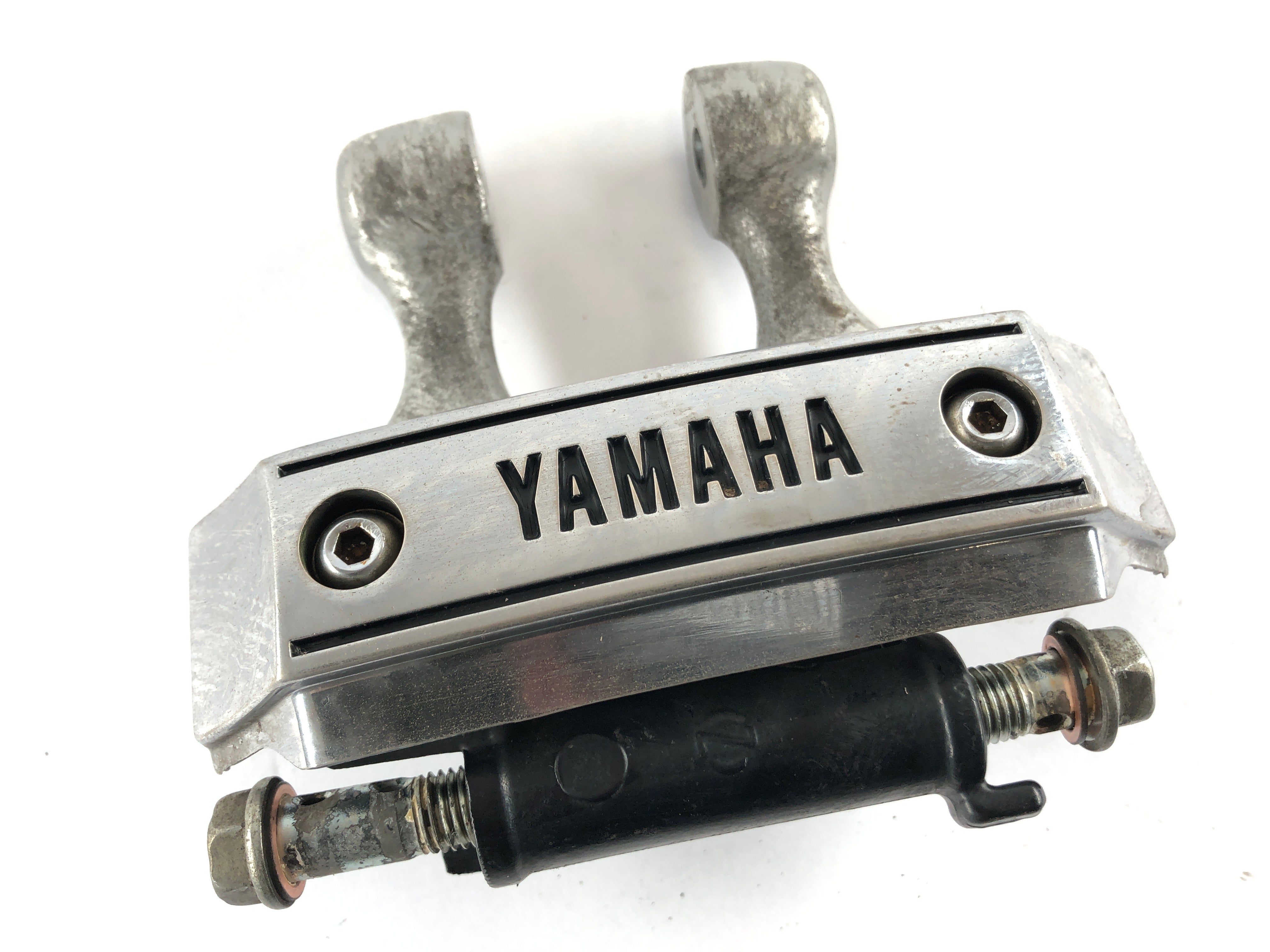 Yamaha XV 750 Virago [1991] - Headlight mount brake line distributor with emblem