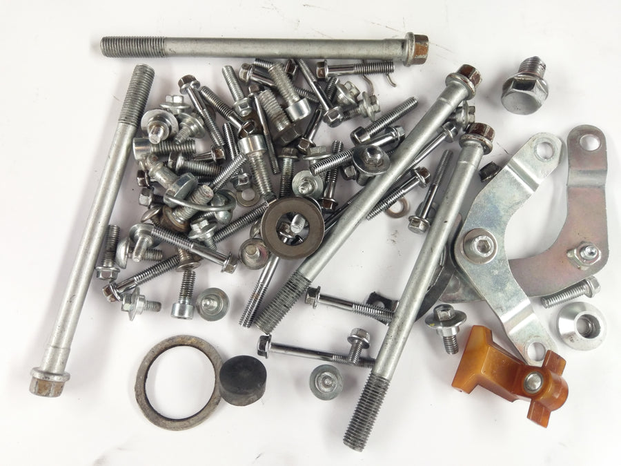 Triumph Thunderbird 900 T309RT [2000] - Lot de pièces et vis restantes