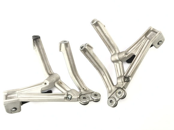 KTM 690 SM Prestige [2007] - Wsporniki podnóżka Pedia po lewej i prawej stronie