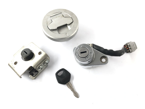 Suzuki VZ 1500 WVCU [2011] - Комплект замка зажигания, комплект замка крышки бака