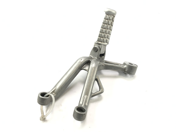 Triumph Daytona 955i T595N [2003] - Soziusfußraste rechts Beifahrerfußraste und Halter