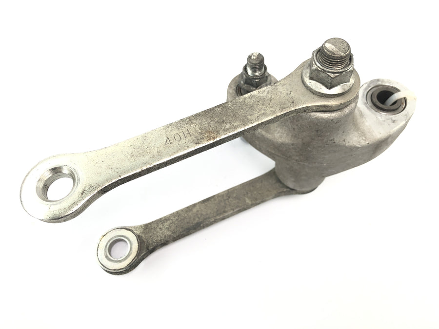 Suzuki VZ 1500 WVCU [2011] - Schokdemperbevestiging met doorbuiging van de achterbrug