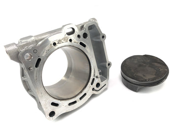 KTM 1050アドベンチャー[2017]  - 前にピストンを備えたシリンダー