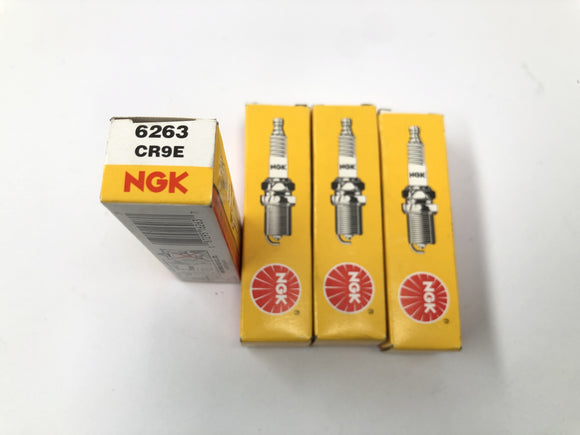 Suzuki GSX-R 1100 W GU75 C [1994] - sbírka drobných dílů zapalovací svíčky sada na opravu karburátoru těsnění výfuku ložiska