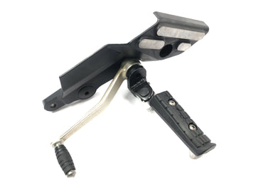 Triumph Daytona 900 T300 [1996] - Fußrastenanlage Fußstütze links mit Schaltpedal