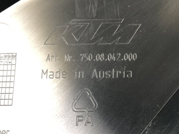 KTM 690 SM Prestige [2007] - Oczyszczanie okładki okładziny po prawej stronie