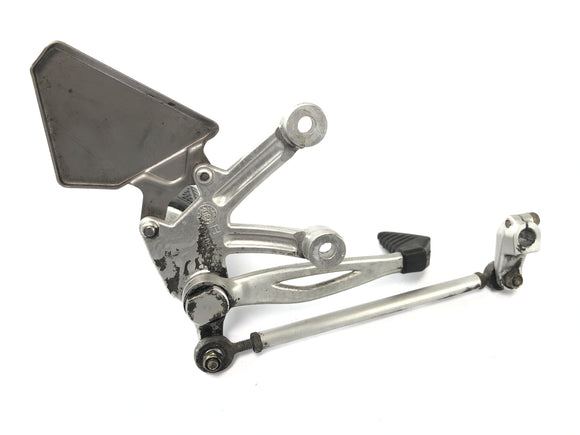 Benelli TNT 1130 [2009] - Førerens venstre fotstøttesystem med girkobling.