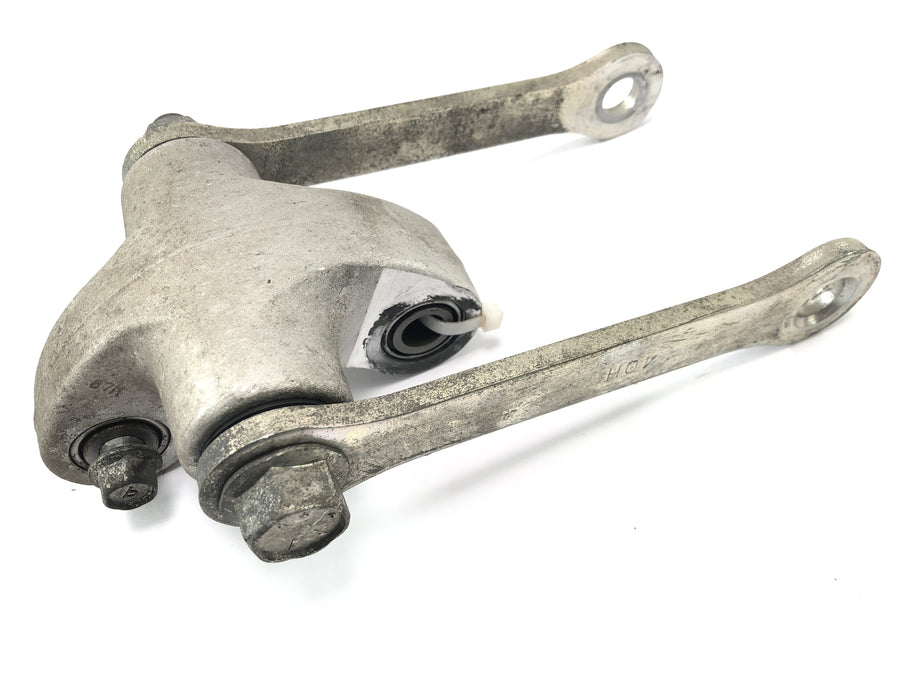 Suzuki VZ 1500 WVCU [2011] - Schokdemperbevestiging met doorbuiging van de achterbrug