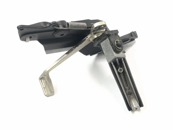 Triumph Daytona 900 T300 [1996] - Sistema de reposapiés derecho con pedal de cambio