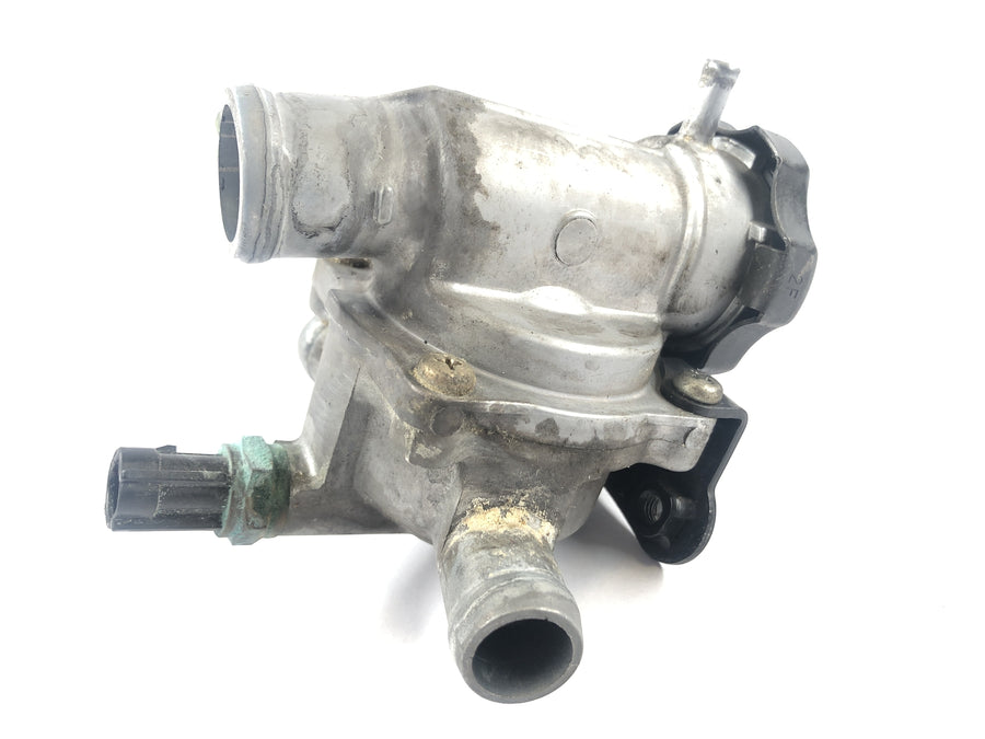 Kawasaki VN 1600 Medelstrimma VNT60B [2005] - Kylvätskuttag med termostatkylvätska Termostathus