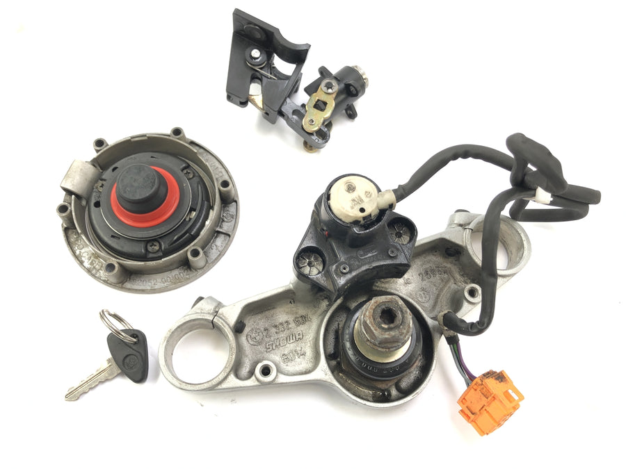 BMW R 1100 S R11S [2005] - Låssmed med gaffelbrygg vid den översta 40 mm tändlåset Tank Lock