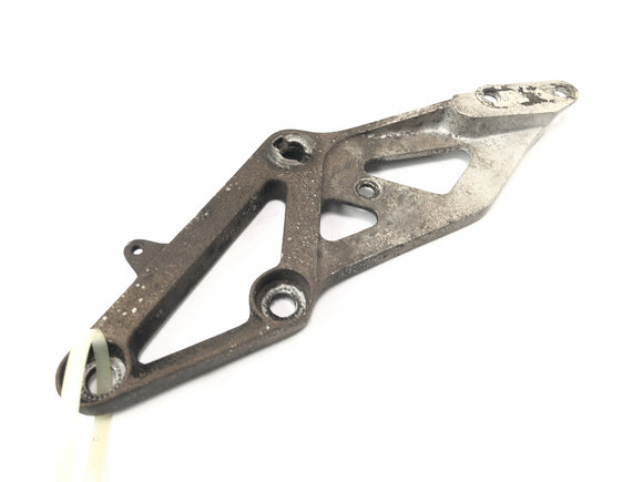 Suzuki GSX-R 1100 W GU75 C [1994] — Держатель пластины подножки справа