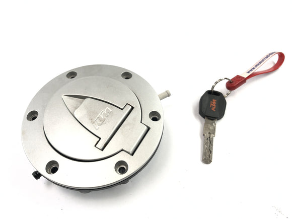 KTM 1050 Adventure [2017] - Zamknięcie pokrywy pokrywki paliwowej