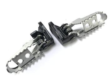 Husqvarna SM 630 A4 [2010] - Footstesten van de bestuurder aan de linkerkant en rechts set