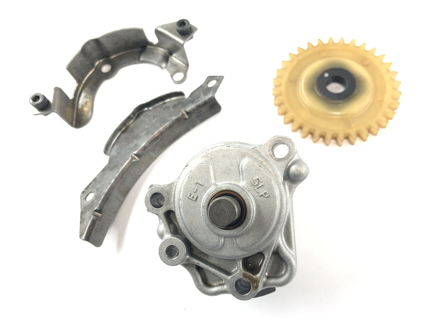 Yamaha MT 03 RM02 [2007] - Bomba de óleo Unidade de bomba de óleo com pinhão e suportes