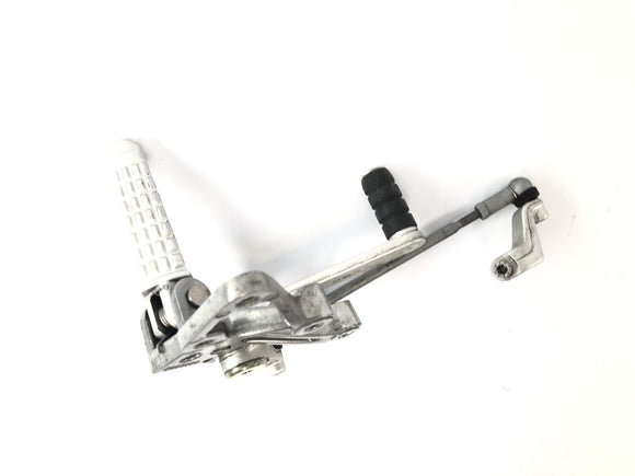 Triumph Speed Triple 1050 515NJ [2007] - Poggiapiedi sinistro con pedale del cambio e tiranteria del cambio