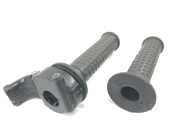 Yamaha GTS 1000 4FV [1997] - Osazení rukojeti plynu s rukojetí řídítek vpravo a vlevo