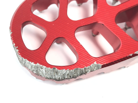 SWM SM 125 R [2018] - Apoios para os pés do motorista esquerdo e direito