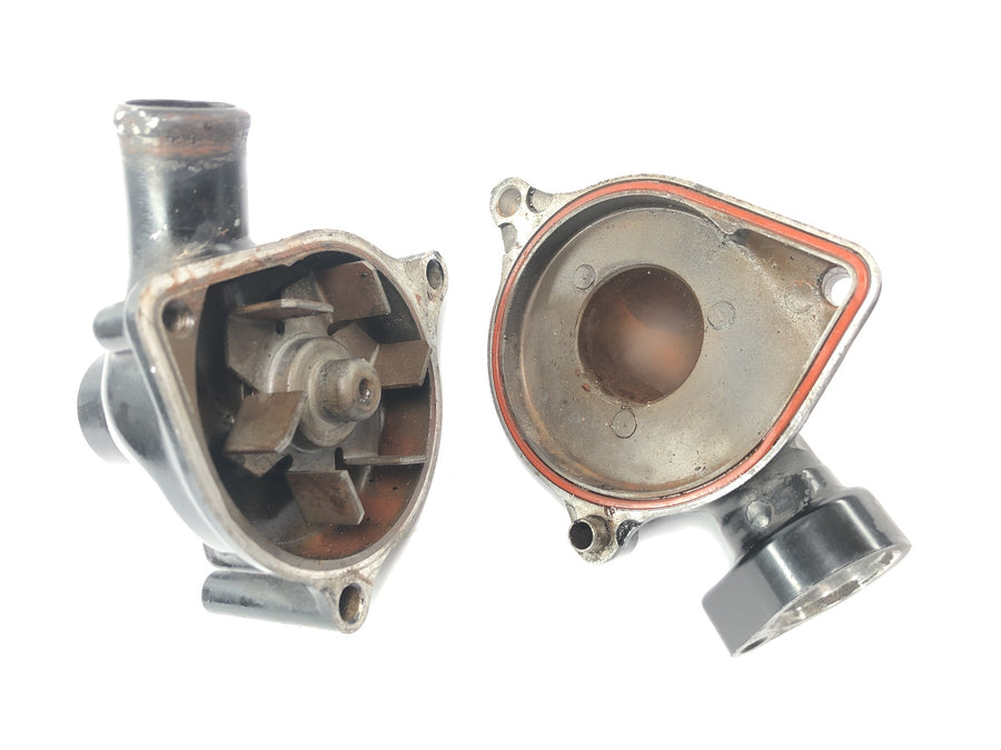 Triumph Daytona 900 T300 [1996] - Bomba de água com tubo de refrigeração