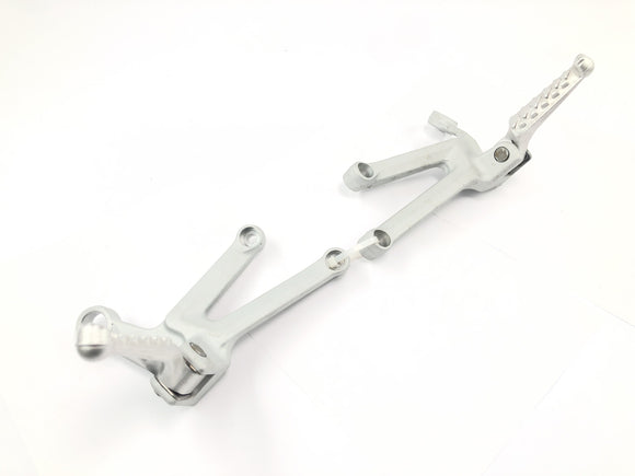 Aprilia RSV 1000 R [2004] - Soziusfußrasten mit Halter Fußrastenanlage hinten links und rechts