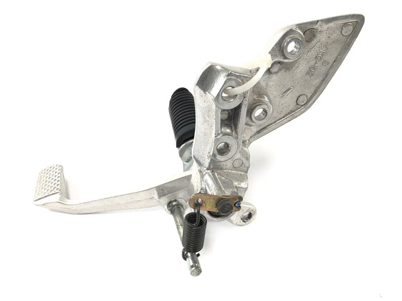 Yamaha XJR 1300 RP06 [2002] — Система подставки для правой ноги с педалью тормоза