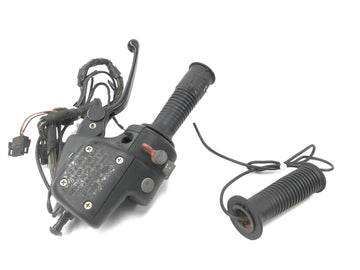 BMW R 1150 GS R21 [2002] - spínač plynu na řídítkách pravé brzdové pumpy s vyhřívanými rukojeťmi