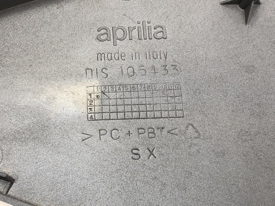 Aprilia RST 1000 Futura [2002] - revestimiento lateral en el lado derecho del panel del asiento