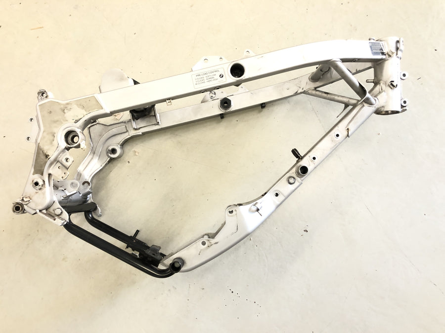 BMW F 650 GS R13 [2002] - Kehys papereilla