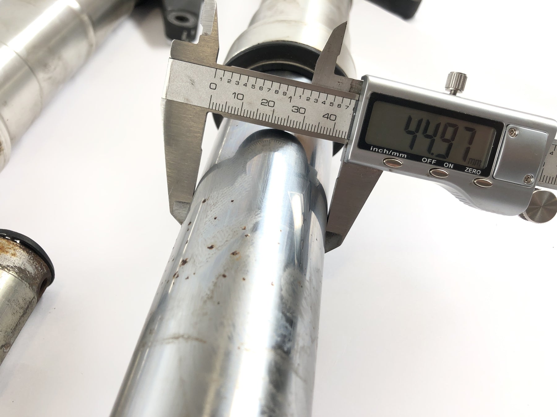 Triumph Speed ​​Triple 955i [1999] - telescopic fork with axle