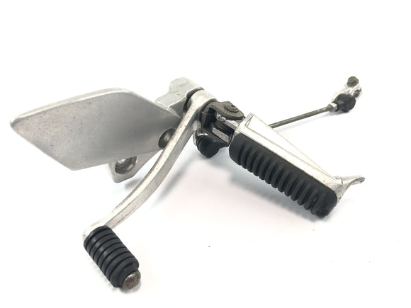 Yamaha XJR 1200 4PU [1996] - Fahrerfußraste links mit Schaltpedal und Gestänge