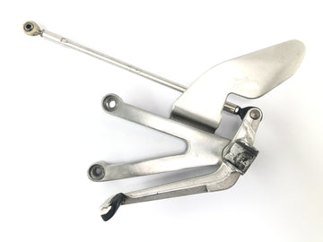 ヤマハYZF R1 RN01 [1998]  - 左側にドライバーのフットランが切り替えペダルとリンケージがあります