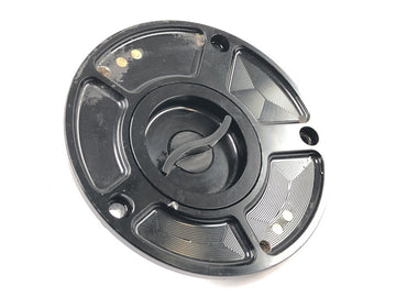 Kawasaki Versys KLE 650 A [2006] - Polttoainesäiliön korkki polttoainesäiliön korkin pikalukitus