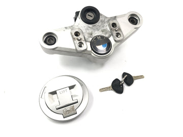 BMW R 1200 GS Adventure R12 [2012] - cerrajero con puente de horquilla en la parte superior del bloqueo de encendido de la tapa de combustible