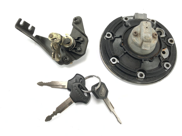 Kawasaki ZR7 ZR750F [1999] - Polttoainekannen polttoainekorkki.