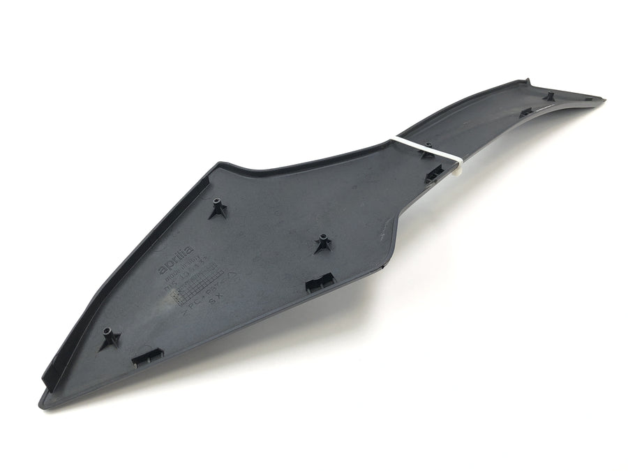 Aprilia RST 1000 Futura [2002] - revestimiento lateral en el lado derecho del panel del asiento