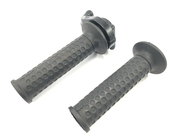 Yamaha GTS 1000 4FV [1997] - Osazení rukojeti plynu s rukojetí řídítek vpravo a vlevo