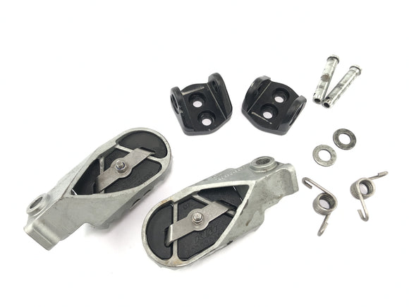 KTM 1050アドベンチャー[2017]  - 左右のフットレストを運転するフットレスト