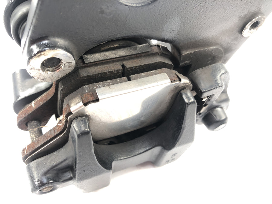 Honda CB 750 RC42 [1996] - Pinça de freio na parte traseira com placa de ancoragem