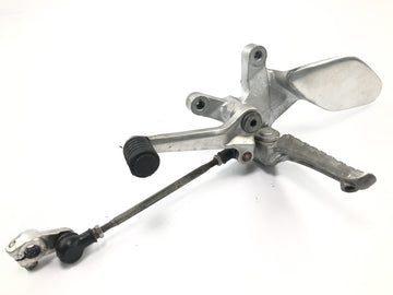 Yamaha YZF 750 R 4HN [1995] - Fahrer Fußrastenanlage links mit Schaltpedal und Gestänge - 0