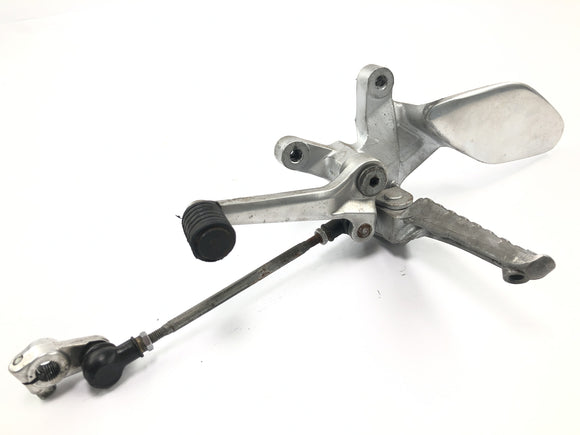 Yamaha YZF 750 R 4HN [1995] - Fahrer Fußrastenanlage links mit Schaltpedal und Gestänge