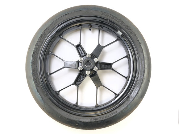 Aprilia RSV4 1000 [2010] - El borde de la rueda delantera en el frente