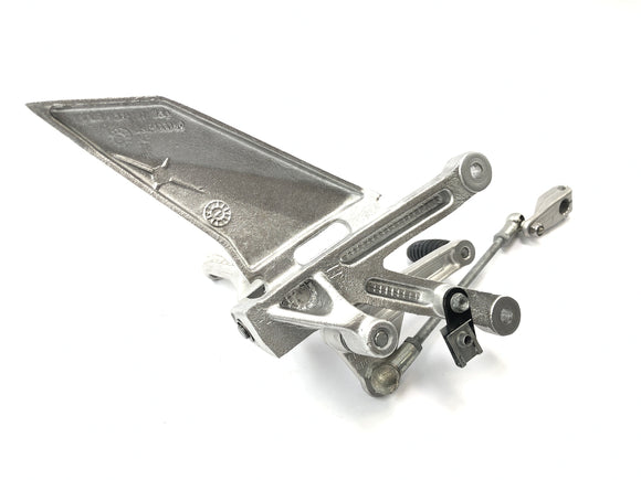 Aprilia RST 1000 Futura [2002] - Driver Footran aan de linkerkant met versnellingshendel en koppeling