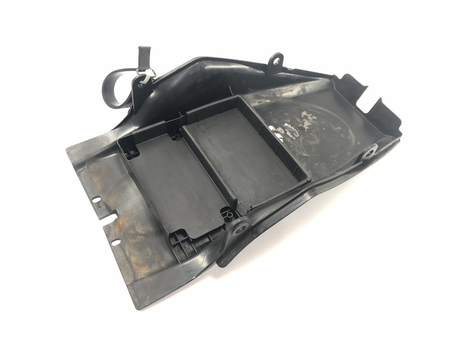 KTM Duke 690 A3 [2012] - Batteriboks batteriholder bakre rom indre panel