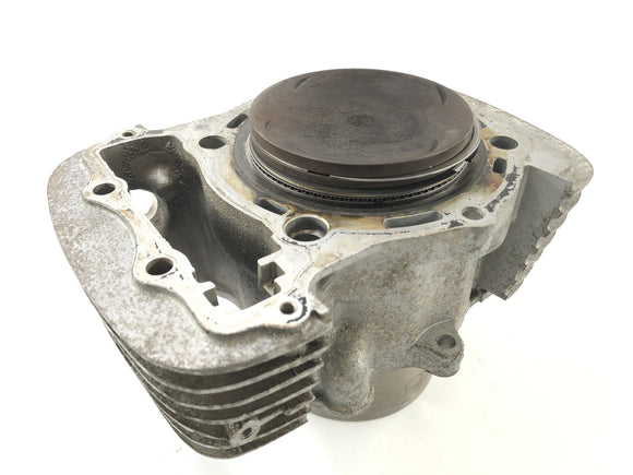 Kawasaki VN -15 VNT50A [1989] - Sylinteri, jonka takana on mäntä