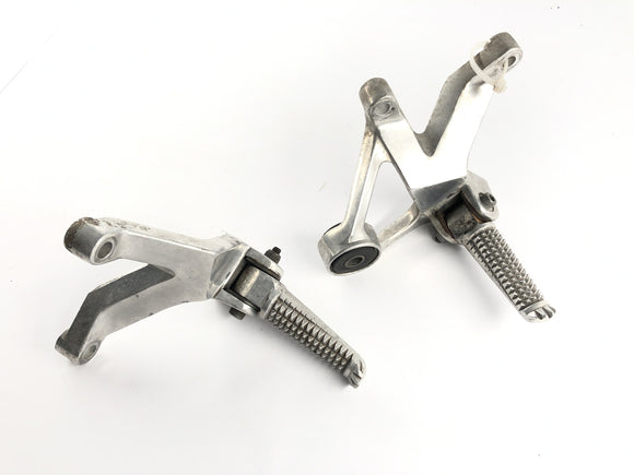 Yamaha YZF 750 R 4NHN [1996] - Pediatryczne podnóżki z właścicielami po lewej i prawej podnórze