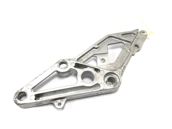 Suzuki GSX-R 1100 W GU75 C [1994] — Держатель пластины подножки справа