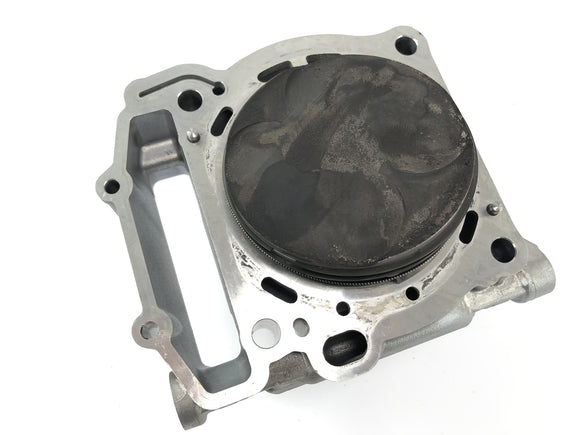 KTM 1050 Adventure [2017] - Cylinder z tłokami z tyłu